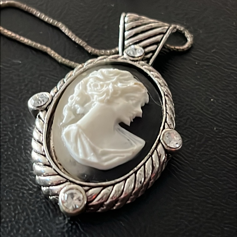 Cameo necklace - Picture 2 of 4